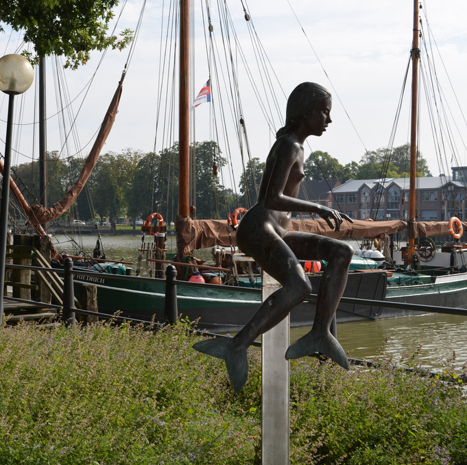 Skulptur „Meerwiefke“ am Hafen in Leer