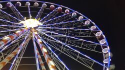 Gallimarkt Leer Riesenrad beleuchtet im dunklen am Abend